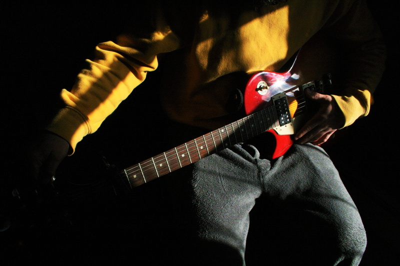 excited, human hand, electric guitar, string instrument, strings, sound, play, theatre, musician, anger, fear, music, electric, tool, holding, party, electrically