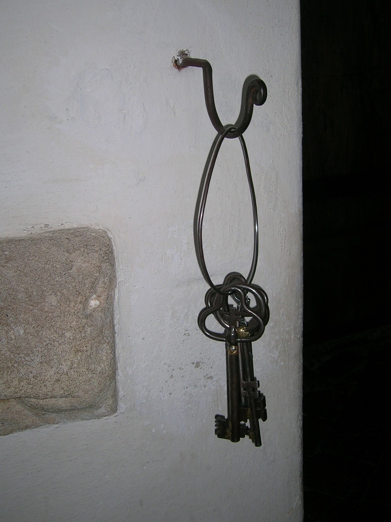 architecture, security, keychain, no people, metal, low angle view, wall - building feature, protection, weapon, 1080P, old key, close-up, key, gun, old