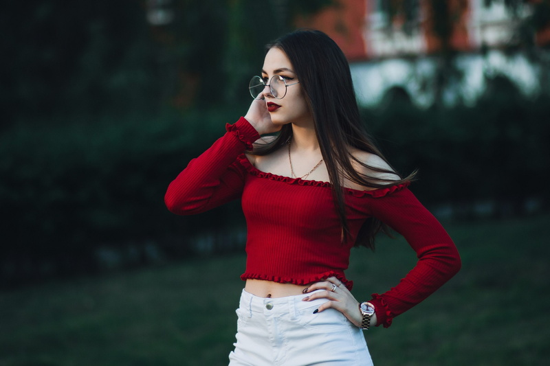 women, bare shoulders, depth of field, pants, women outdoors, women with glasses, eyeliner, portrait, black nails, necklace, red lipstick, 2K