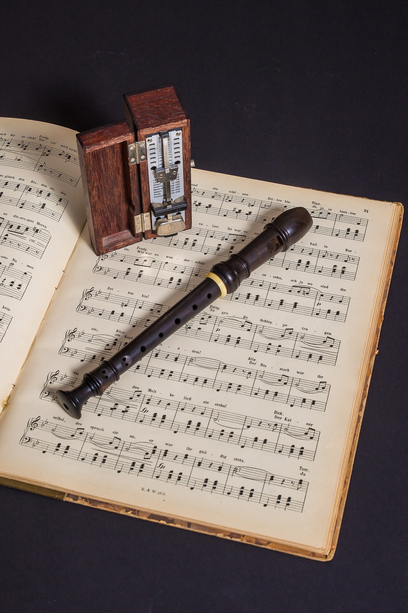 studio shot, still life, 4K, high angle view, the past, arts culture and entertainment, musical instruments, white, black background, musical note, antique