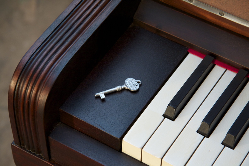 warning sign, classical music, depression - sadness, crime, Key, no people, communication, 4K, studio shot, sign, musical instrument, piano, angestaubt