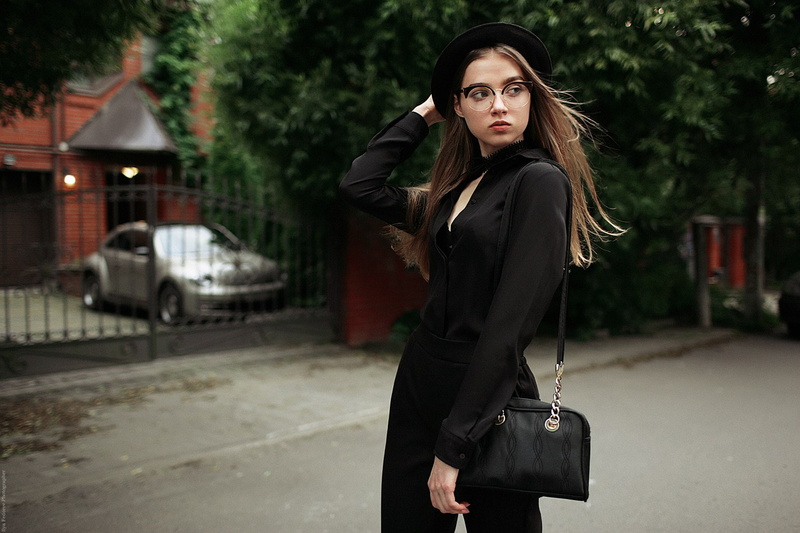 women, blonde, portrait, women with glasses, black clothing, women with hats, fashion, street, women outdoors, depth of field, looking away, model, 720P