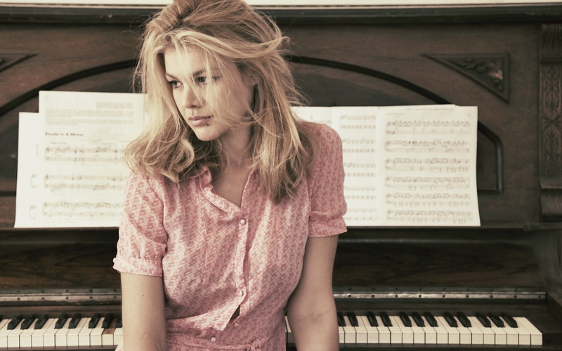 musical instrument, waist up, sheet, leisure activity, blonde, hairstyle, sheet music, front view, beautiful woman, keyboard instrument, teenager, piano key
