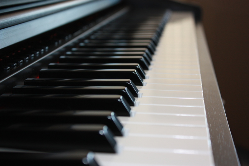 piano, no people, musical instrument, indoors, still life, diminishing perspective, pattern, keyboard instrument, black color, music, white color, 4K