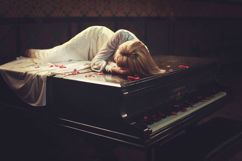 indoors, blond hair, one person, music, lying down, real people, model, lifestyles, three quarter length, women, hairstyle, casual clothing, arts culture and entertainment