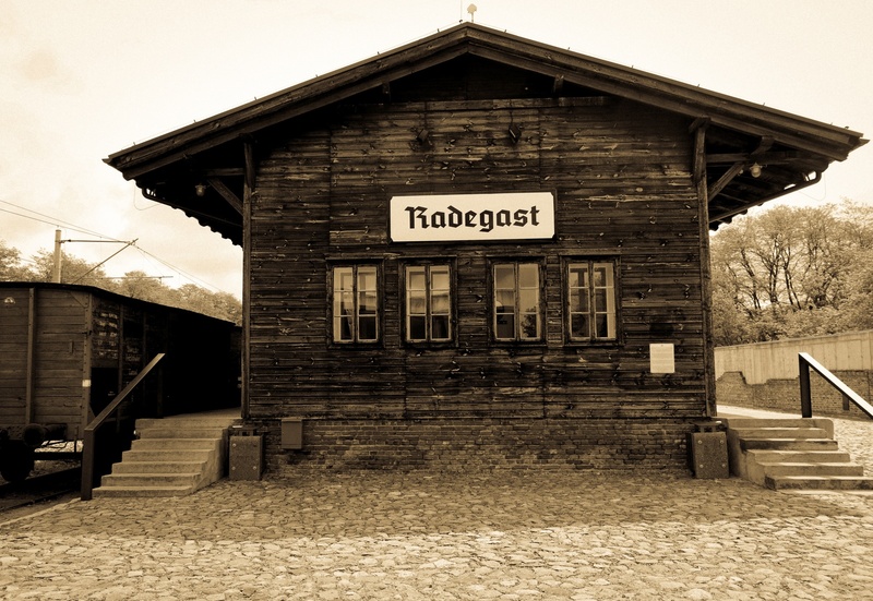 text, train, holocaust, information, package, no people, history, day, concentration camp, 1080P, deportation, fight, building exterior, boat, architecture