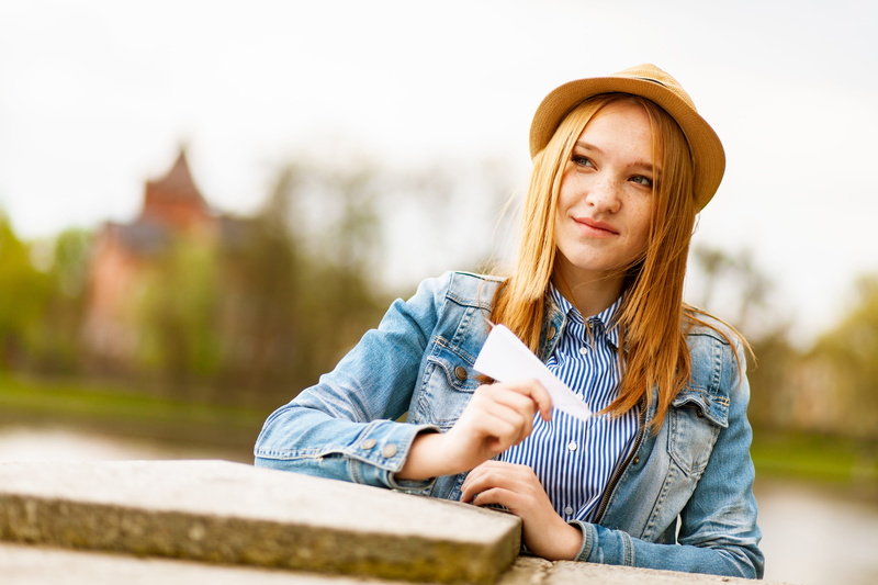 focus, picture, style, sit, sunny, lifestyle, hairstyle, 5K, contemplation, casual clothing, white, fedora, girl, lifestyles, happiness, pose, casual