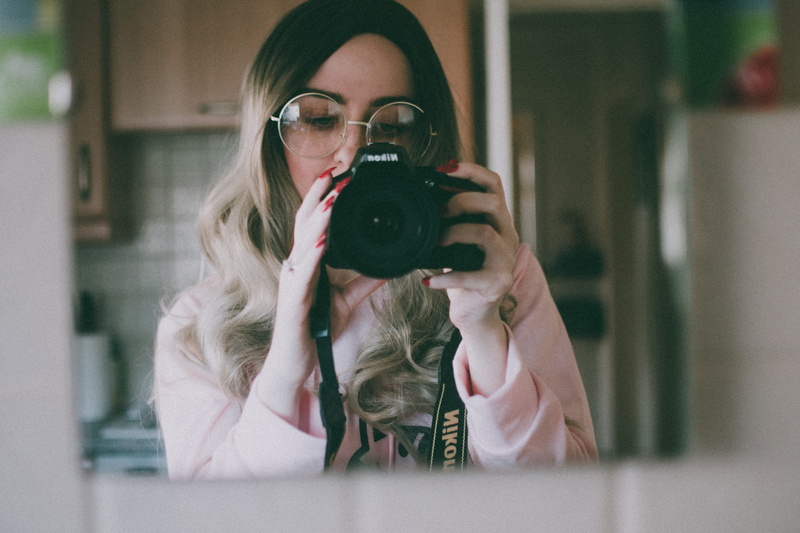 holding, camera - photographic equipment, beauty, young adult, female, camera, young women, photoshoot, photography themes, room, real people, person, casual