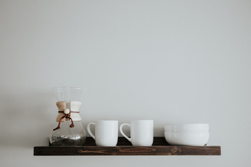 copy space, refreshment, 5K, cups, simplicity, wood - material, jug, white color, indoors, mount, glass, clear, mug, coffeecup, cup, one, lifestyle, chemex