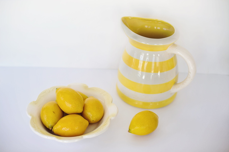 table, five, citrus, freshness, lemon, studio shot, fruit, Lemons, breakfast, snack, citrus fruit, food, still life, near, Healthy, space, yellow, wellbeing