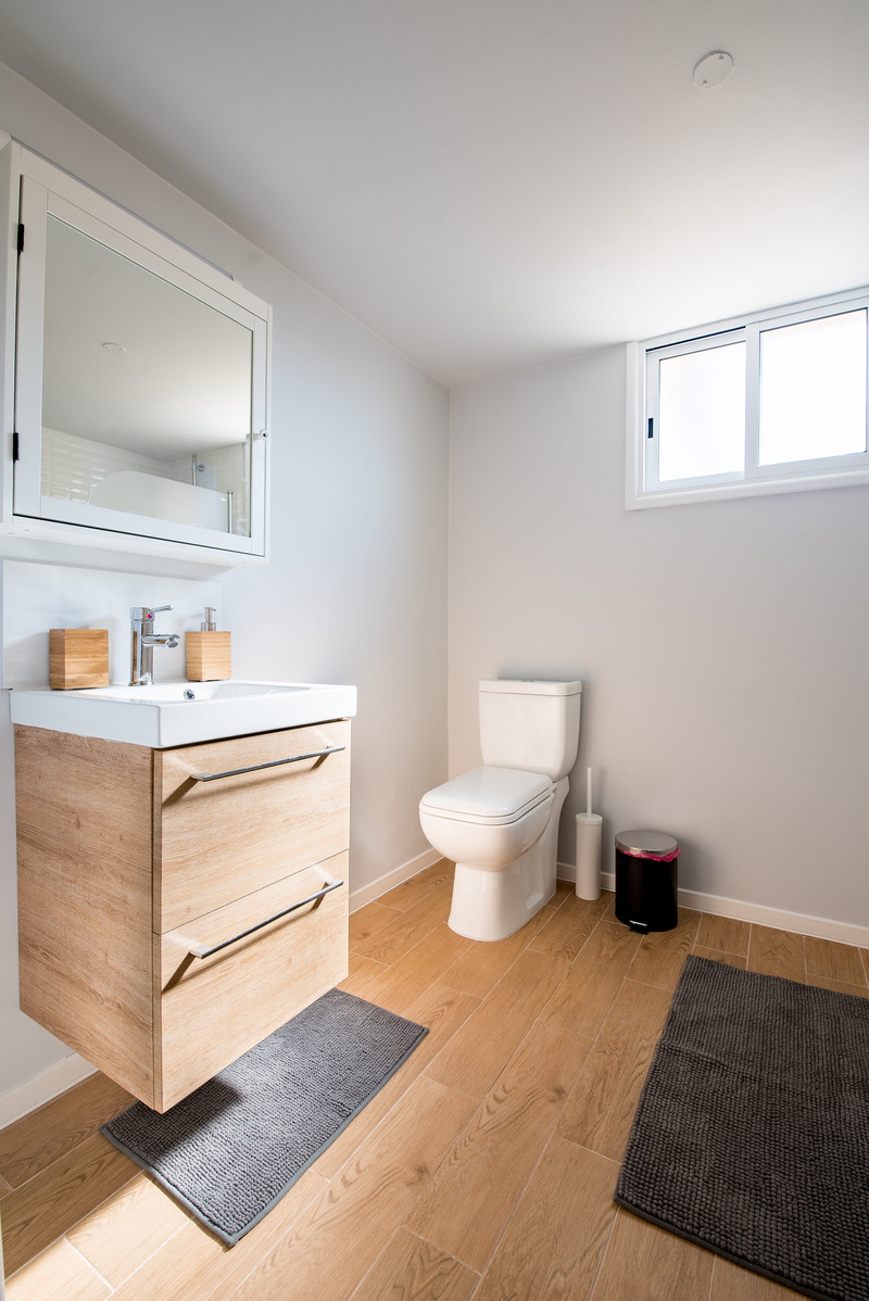 vanity, beside, modern, sink, ceramic, mirror, living room, lifestyles, flooring, domestic life, pedal, bin, near, no people, interior design, luxury, indoors