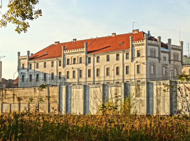 sunlight, house, nature, day, 720P, plant, grass, secure, outdoors, architecture, Bydgoszcz, row house, city, barbed wire, window, Prison, travel destinations