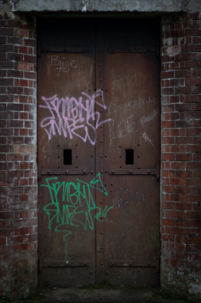 history, entrance, site, old, doorway, sign, damaged, text, abandoned, day, building exterior, ruin, graffiti, tourist, historic, house, jail, urban, 5K