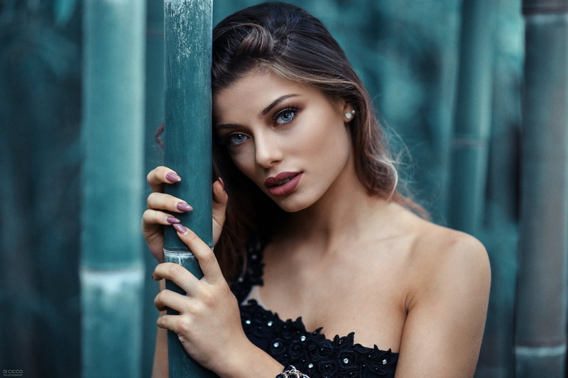 focus on foreground, beauty, one person, young women, bare shoulders, beautiful woman, headshot, looking, semi-dress, hair, 1080P, brown hair, blue, holding