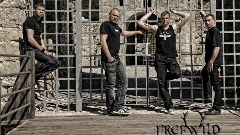 people, Frei wild, full length, side view, building exterior, group of people, adult, built structure, Castle, males, standing, young men, Enter, small group of people