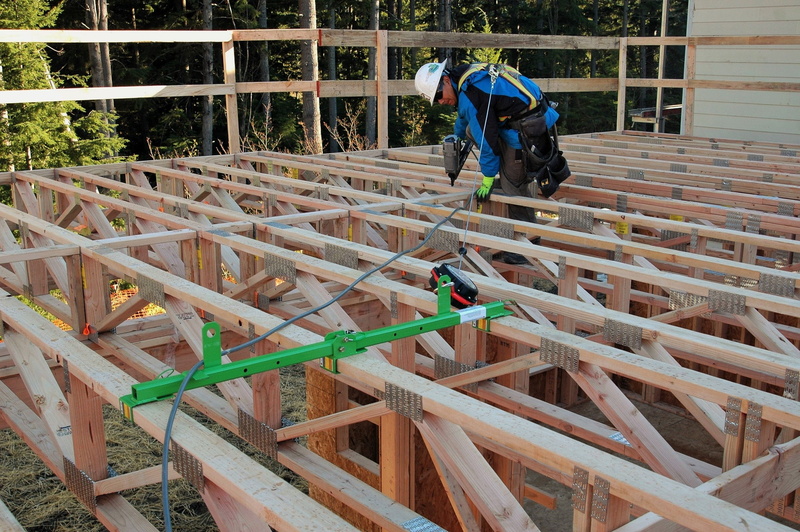 real people, construction industry, nature, fall protection training, one person, full length, fall arrest system, walking, fall protection system, sunlight