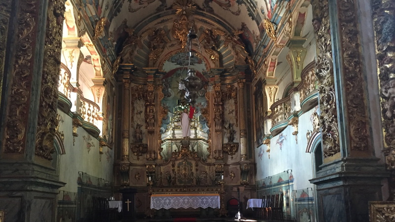 day, ceiling, religious institute, religion, lighting equipment, built structure, 1080P, indoors, low angle view, catas altas, art and craft, chapel, architecture