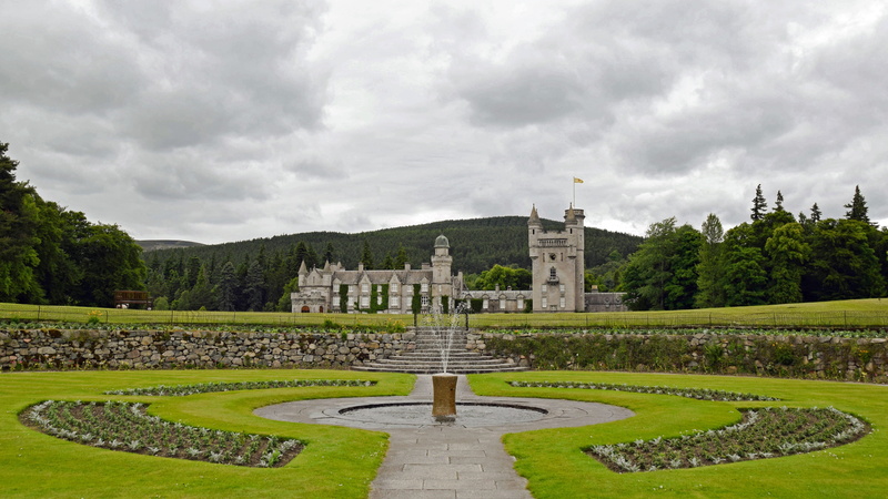 the past, plant, sky, travel, dee-tal, vacation sitting queen elisabeth, architecture, cloud - sky, building, inhabited, green color, built structure, lawn