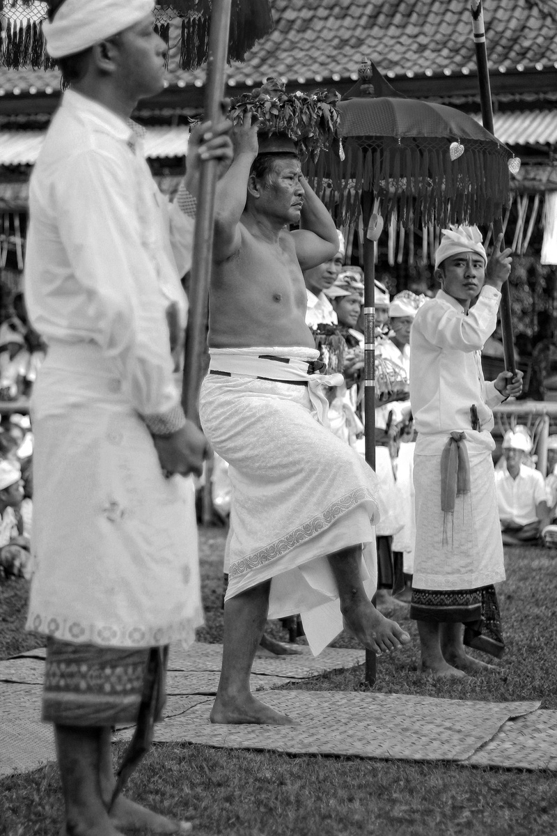 women, market, leisure activity, standing, incidental people, perform, ngis, performance, human, casual clothing, dancing, performer, rear view, day, bench