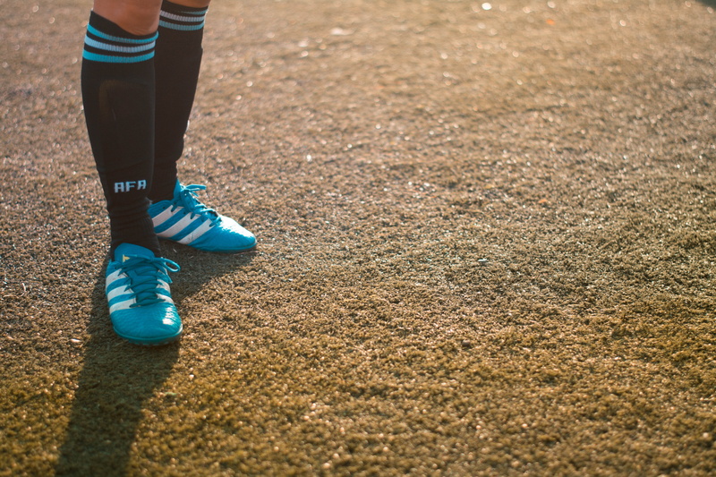 high, body part, athlete, grass, low section, standing, sneakers, shadow, human foot, wearing, healthy lifestyle, human limb, 5K, black, running, wear