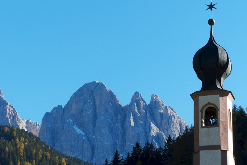 no people, outdoors, spire, place of worship, nature, architecture, spirituality, sky, mountain, steeple, copy space, belief, onion dome, religion, mountain peak