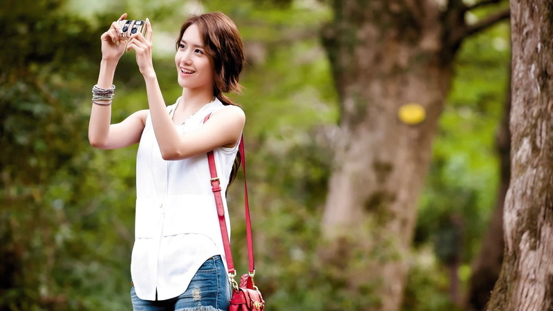 hairstyle, 1080P, nature, young women, holding, Im Yoona, smiling, plant, casual clothing, tree, three quarter length, hair, focus on foreground, young adult