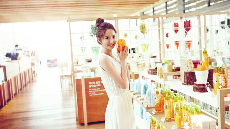 Asian, 1080P, dress, white dress, smiling, women, orange (fruit), looking at viewer, women indoors, brunette, Im Yoona