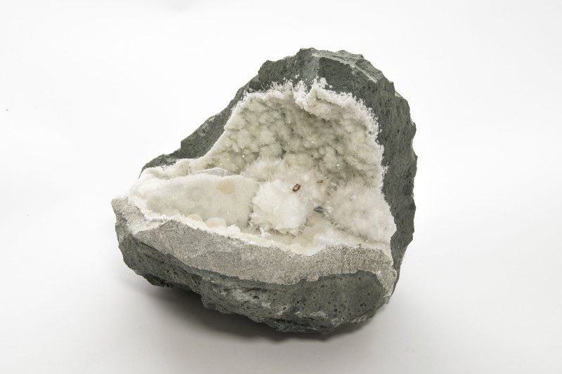 semi-precious gem, roche, precious gem, gemstone, close-up, rock, white background, geology, crystal, stone material, cut out, rock - object, jewelry, isolated form