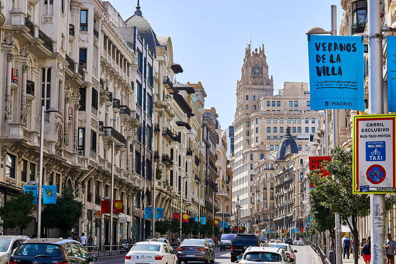 5K, madrid, incidental people, built structure, apartment, nature, capital, veranos, post, day, building, car, travel destinations, street, sky, de, city