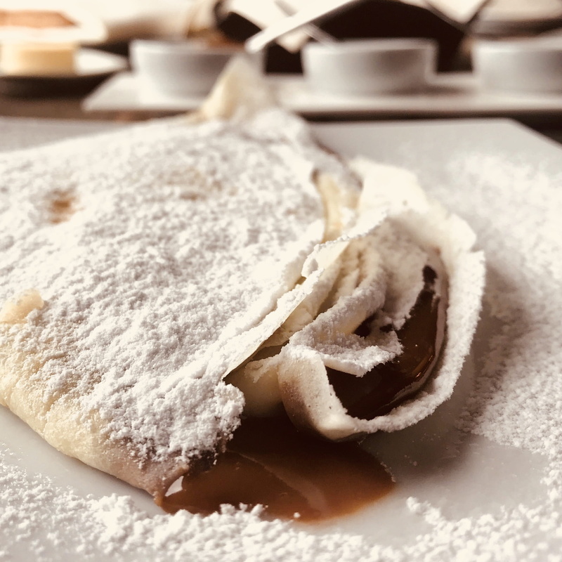 sweet food, breakfast, food and drink, powdered sugar, icing sugar, wellbeing, bread, indoors, selective focus, still life, dulce de leche, table, healthy eating