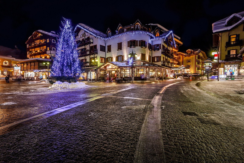 space, italia, buildings, christma, alps, sidewalks, garlands, alpi, city, shops, night, tree, cafes, downtown, roads, 1080P, houses, italy