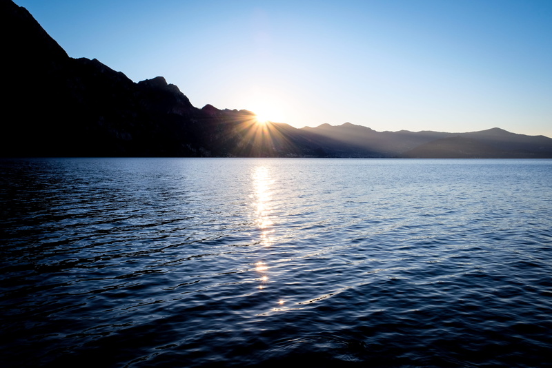 sunlight, outdoors, idyllic, body, sunbeam, 4K, blue, mountain, lake iseo, sunset, lake, daytime, water, beauty in nature, nature, silhouette, sea, tranquility