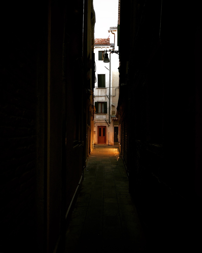city, light, alley, photo, built structure, daytime, nature, buildings, narrow, 2K, building, alleyway, lights, italium, sunset, venice, illuminated, pathway