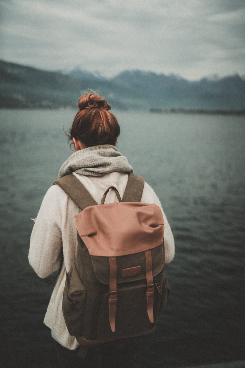 italium, lifestyles, portrait, love, rear view, wilderness, shooting, explore, leisure activity, focus on foreground, lake, warm clothing, lakeside, hairstyle