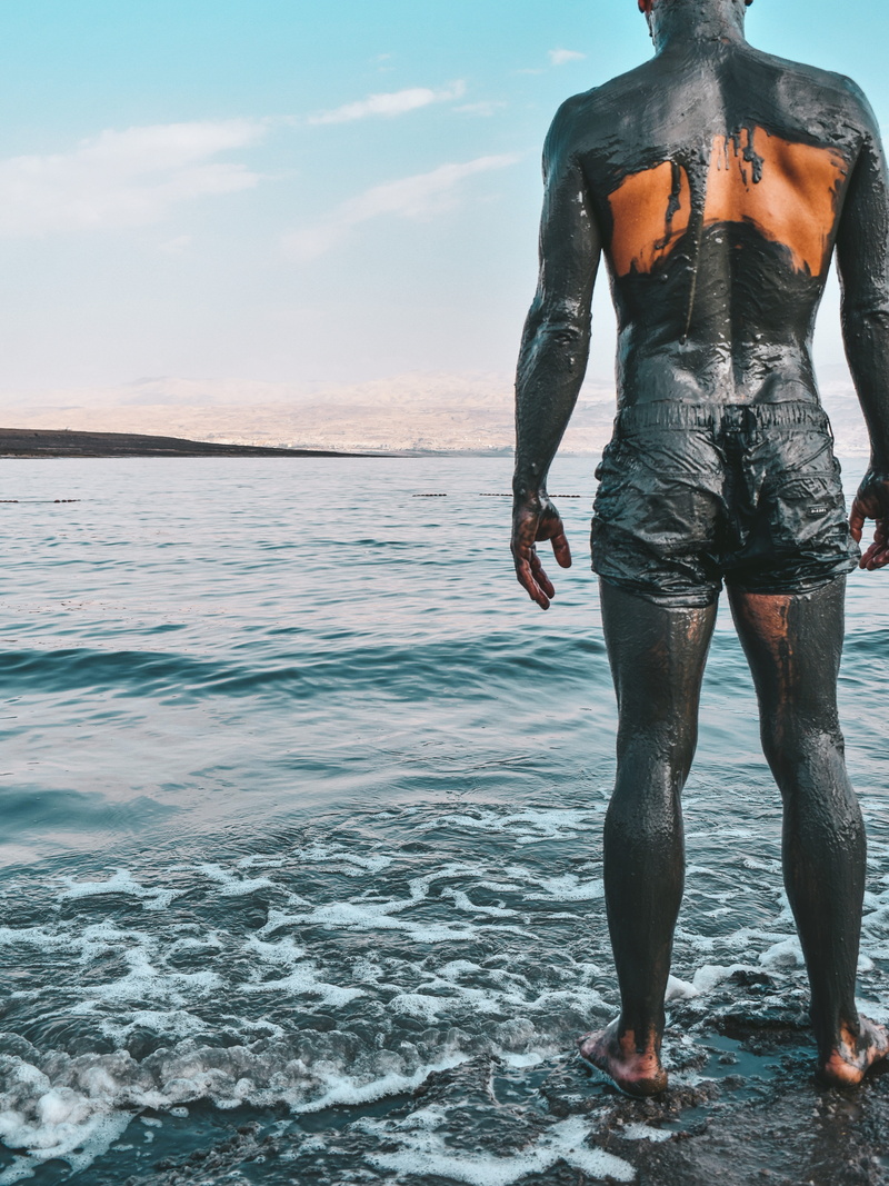 tranquil scene, nature, day, real people, 5K, beach, beauty in nature, one person, men, neve zohar, dead sea, shorts, sea, israel, horizon over water