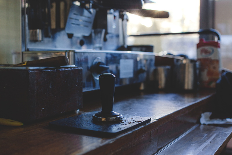 focus on foreground, indoors, day, espresso, food, no people, kitchen, tamper, grind, technology, household equipment, 4K, beans, industry, machinery
