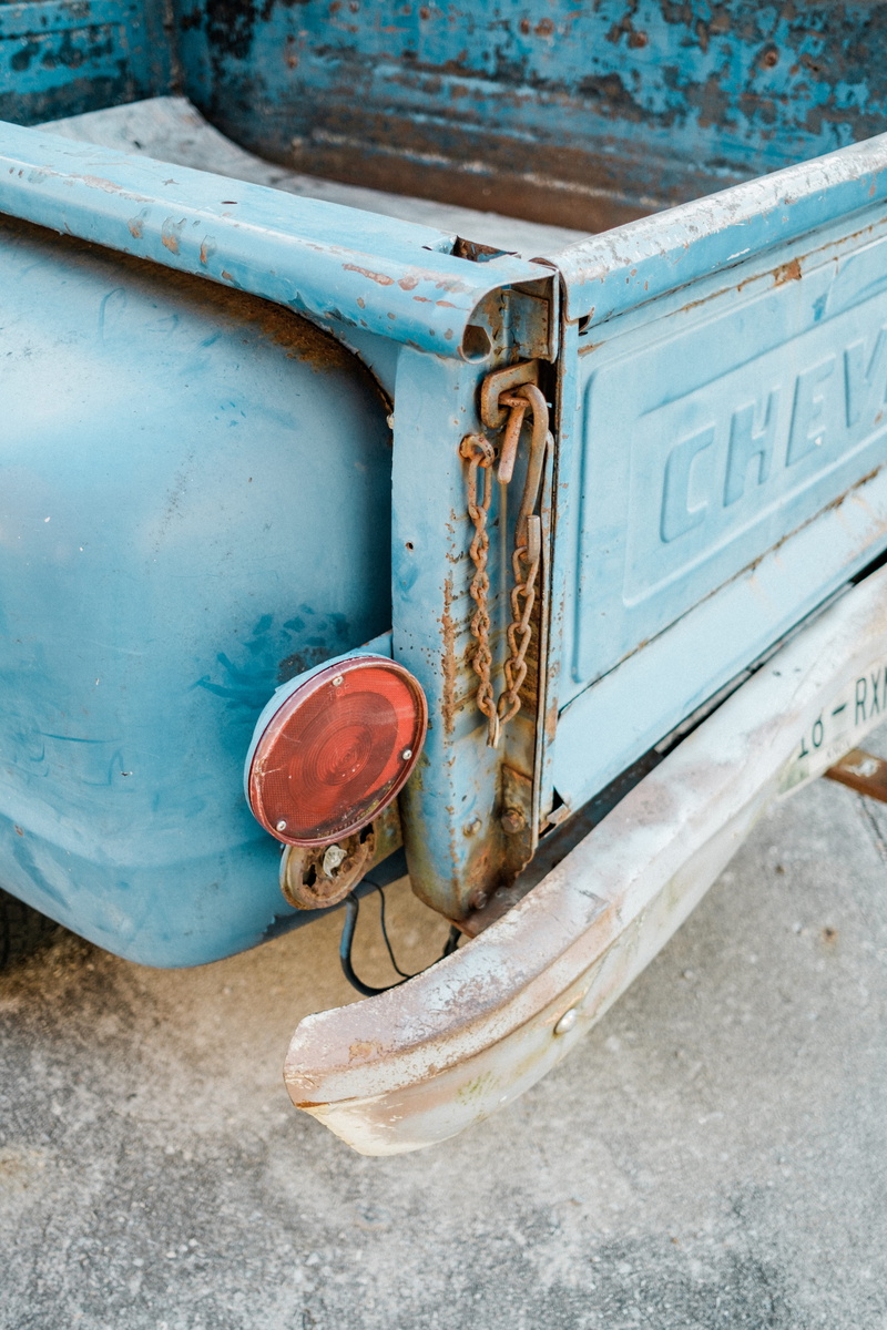 close-up, porta, high angle view, deterioration, light, truck, 5K, mode of transportation, truck bed, transportation, rusty, turquoise colored, old, metal