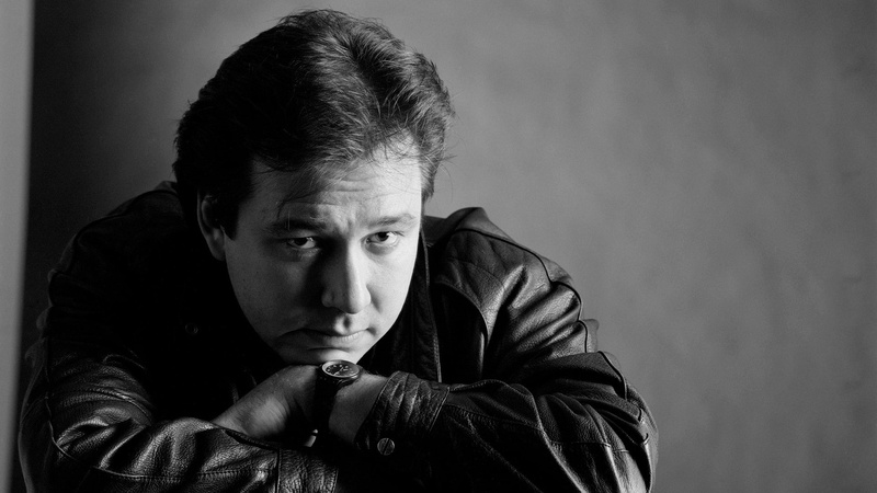 males, looking, clothing, studio shot, 1080P, Face, men, gray background, Bill hicks, Daylight, contemplation, close-up, aggression, serious, adult, one person
