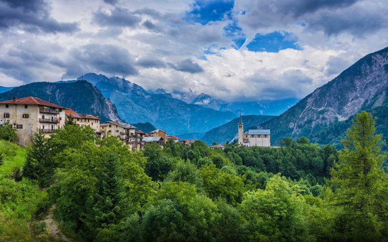 city, mountain, green color, day, sky, cadore, built structure, village, di, land, scenics - nature, growth, 2K, widescreen, valle, small, outdoors, architecture