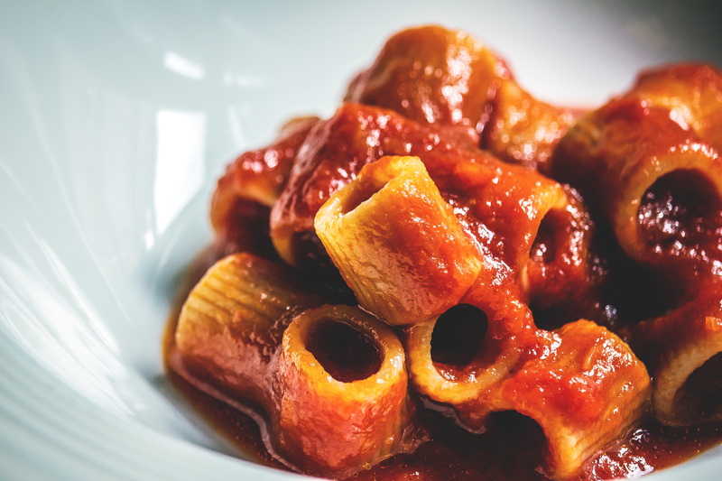 focus on foreground, italian food, unhealthy eating, comfort food, foodporn, indoors, tomato sauce, tomato sauce with basil, plate, indulgence, vegano