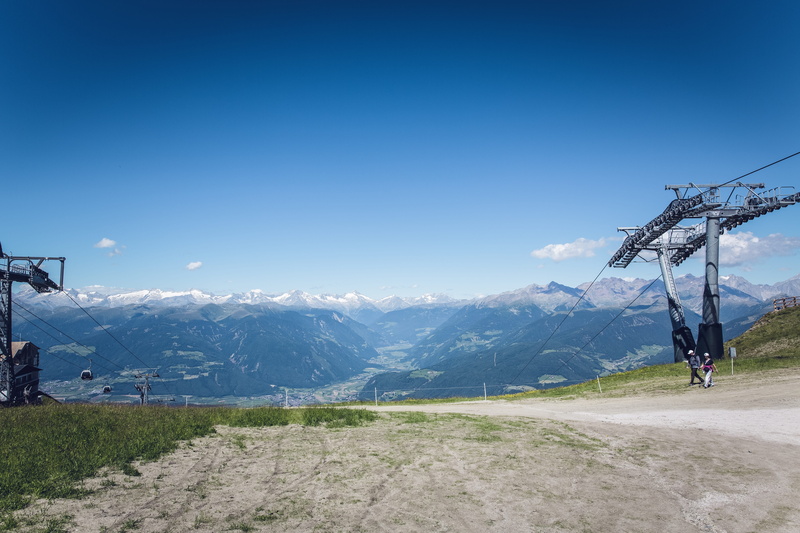 tranquil scene, alpine, mountain, blue, ski, transport, beauty in nature, electricity, 5K, snowcapped mountain, leisure activity, meadow, gondola, abendstimmung
