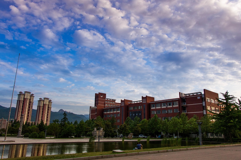 incidental people, cloud - sky, men, building, plant, building exterior, city, architecture, China, water, 5K, nature, day, tree, real people, outdoors