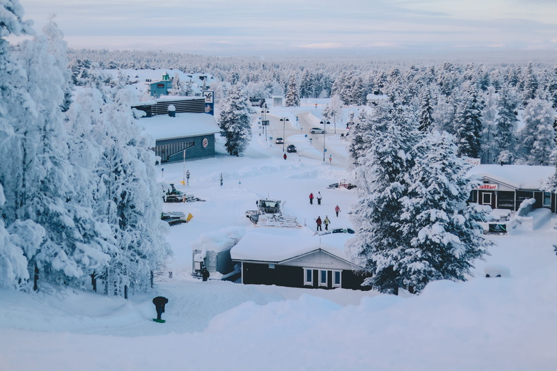 plant, architecture, season, vacation, cold temperature, 5K, slope, covered, beauty in nature, snowcapped mountain, white, white color, tree, city, ski