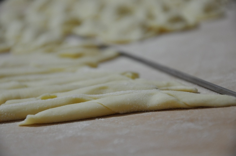 food, frizzuli, wellbeing, preparation, asian food, preparing food, basilicata, fusilli, 1080P, dough, in a row, studio shot, indoors, selective focus