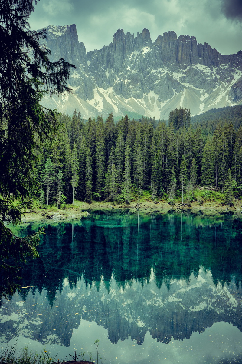 beauty in nature, day, 5K, peak, growth, ice, rock, italy, waterfront, pine, reflection, alp, water, snow, trees, snowcapped mountain, outdoors, idyllic
