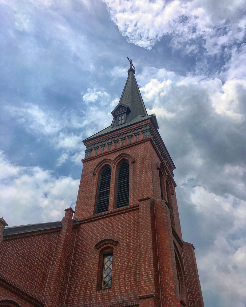 sky, 1080P, outdoors, cross, gothic, building exterior, low angle view, place of worship, catholic, nature, tower, day, built structure, belief, architecture