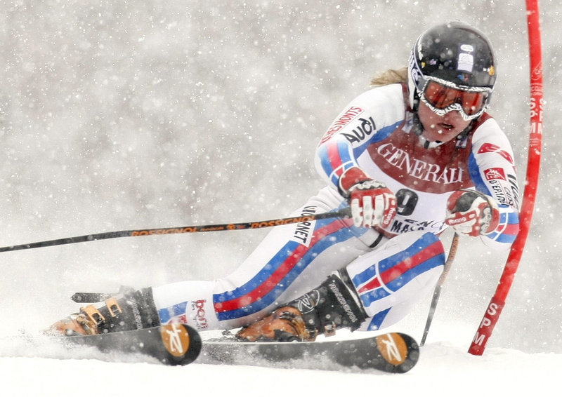 leisure activity, outdoors, 2K, competition, adult, crash helmet, people, snowing, winter sport, sport, slalom skiing, young adult, full length, cold temperature