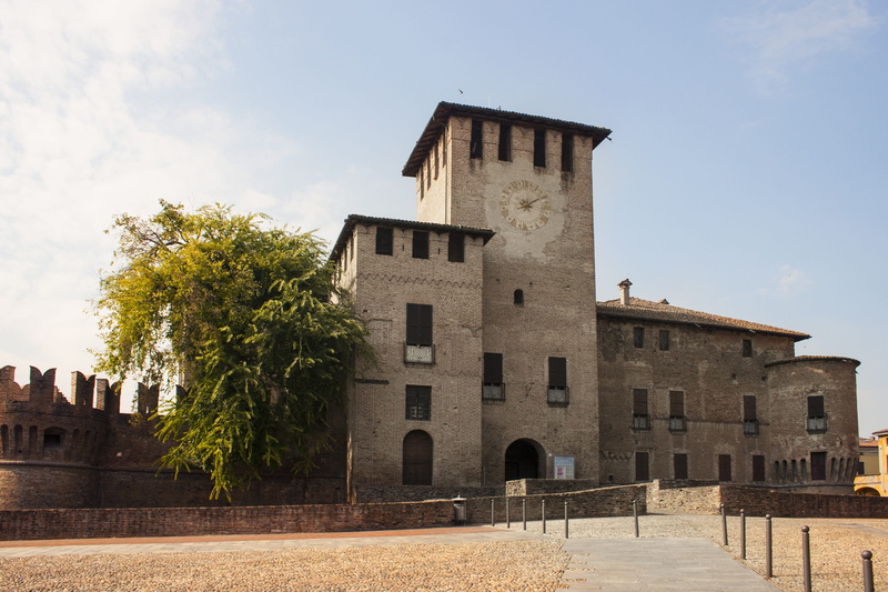 a defensive fortress, architecture, religion, city, history, place of worship, building exterior, sky, belief, plant, the past, travel destinations, castle