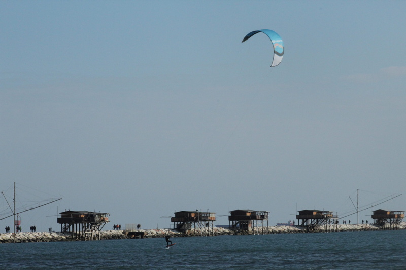 extreme sports, transportation, fly, sky, windsurf, kiteboarding, day, 5K, horizon over water, mare di inverno, clear sky, blue, sottomarina, nature, built structure