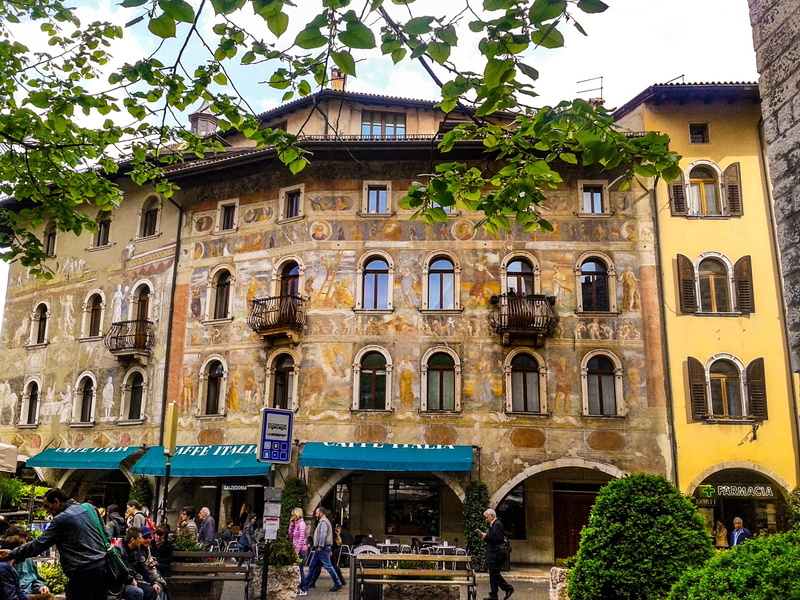 trento, lifestyles, nature, mediterranean, arch, building, plant, women, men, group of people, tree, day, crowd, built structure, adult, building exterior